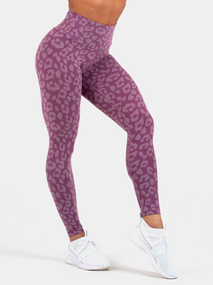 Animal Instinct Scrunch Bum Leggings  eru fallegar leggings með fallegu mynstri frá Ryderwear sem ýkja línurnar þínar. Scrunch Bum Leggings koma í nokkrum mismunandi litum og er hægt að para með Animal Instinct Æfingatopp. Þú finnur gott úrval af fallegum æfingatoppum í vefverslun Ludus.is#litur-color_leopard-purple