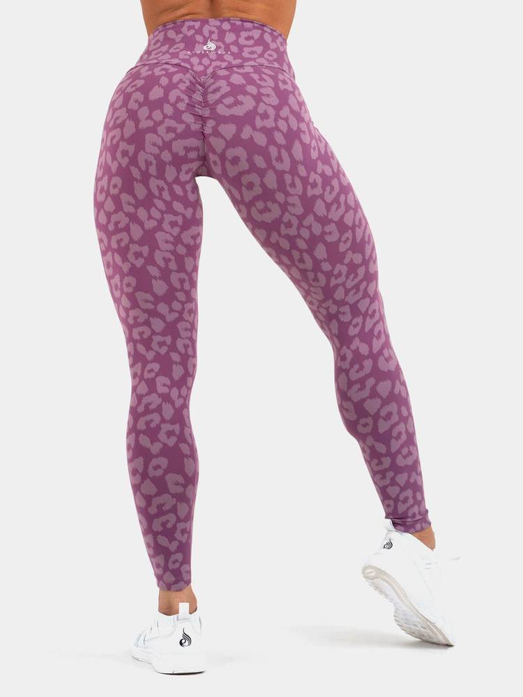 Animal Instinct Scrunch Bum Leggings  eru fallegar leggings með fallegu mynstri frá Ryderwear sem ýkja línurnar þínar. Scrunch Bum Leggings koma í nokkrum mismunandi litum og er hægt að para með Animal Instinct Æfingatopp. Þú finnur gott úrval af fallegum æfingatoppum í vefverslun Ludus.is#litur-color_leopard-purple