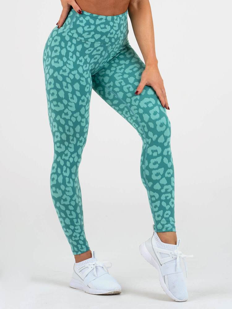 Animal Instinct Scrunch Bum Leggings  eru fallegar leggings með fallegu mynstri frá Ryderwear sem ýkja línurnar þínar. Scrunch Bum Leggings koma í nokkrum mismunandi litum og er hægt að para með Animal Instinct Æfingatopp. Þú finnur gott úrval af fallegum æfingatoppum í vefverslun Ludus.is#litur-color_leopard-teal