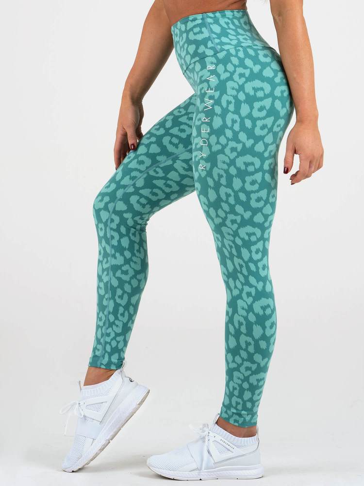 Animal Instinct Scrunch Bum Leggings  eru fallegar leggings með fallegu mynstri frá Ryderwear sem ýkja línurnar þínar. Scrunch Bum Leggings koma í nokkrum mismunandi litum og er hægt að para með Animal Instinct Æfingatopp. Þú finnur gott úrval af fallegum æfingatoppum í vefverslun Ludus.is#litur-color_leopard-teal