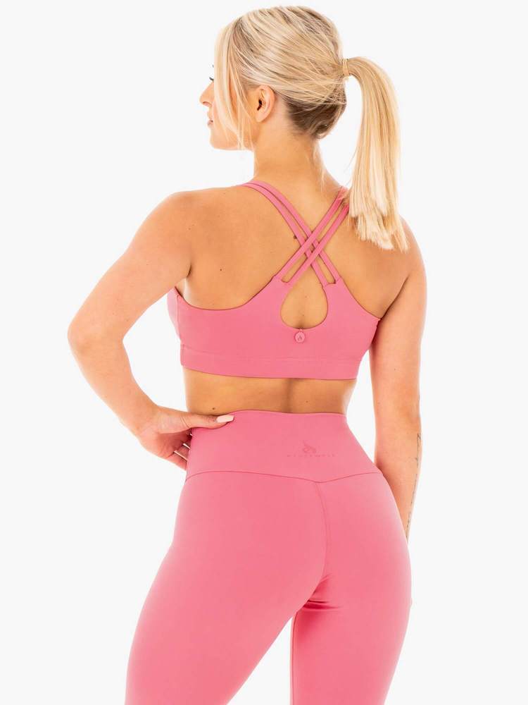 Motion Æfingatoppur er fallegur æfingatoppur frá Ryderwear sem kemur í nokkrum mismunandi litum. Hægt að para með Motion High Waisted Leggings. Þú finnur gott úrval af fallegum æfingatoppum í vefverslun Ludus.is#litur-color_pink-lemonade