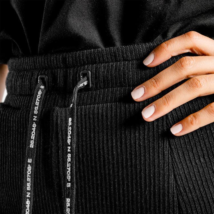 Joggingbuxur - víðar - konur - íþróttaföt - konur - íþróttafatnaður - æfingaföt - æfingafatnaður - world class - ræktarföt - Luxe - svartar - vefverslun - íþróttavöruverslun - Ludus.is - SQUATWOLF