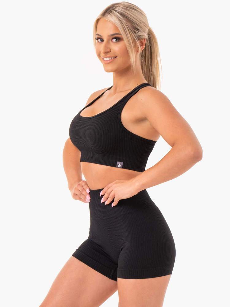 Rib Seamless Æfingatoppur er fallegur æfingatoppur frá Ryderwear úr riffluðu efni sem kemur í nokkrum mismunandi litum. Hægt að para með Rib Seamless Leggings. Þessar æfingatoppur henta vel fyrir lyftingar, í ræktina, jóga, pilates eða cardio æfingar.#litur-color_black