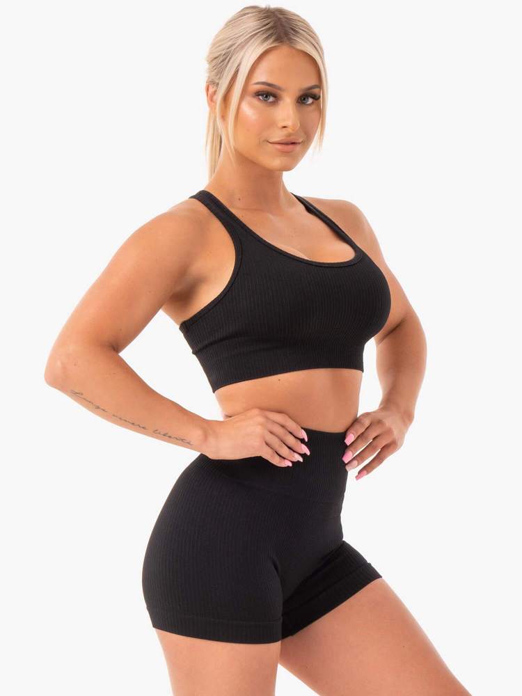 Rib Seamless Æfingatoppur er fallegur æfingatoppur frá Ryderwear úr riffluðu efni sem kemur í nokkrum mismunandi litum. Hægt að para með Rib Seamless Leggings. Þessar æfingatoppur henta vel fyrir lyftingar, í ræktina, jóga, pilates eða cardio æfingar.#litur-color_black