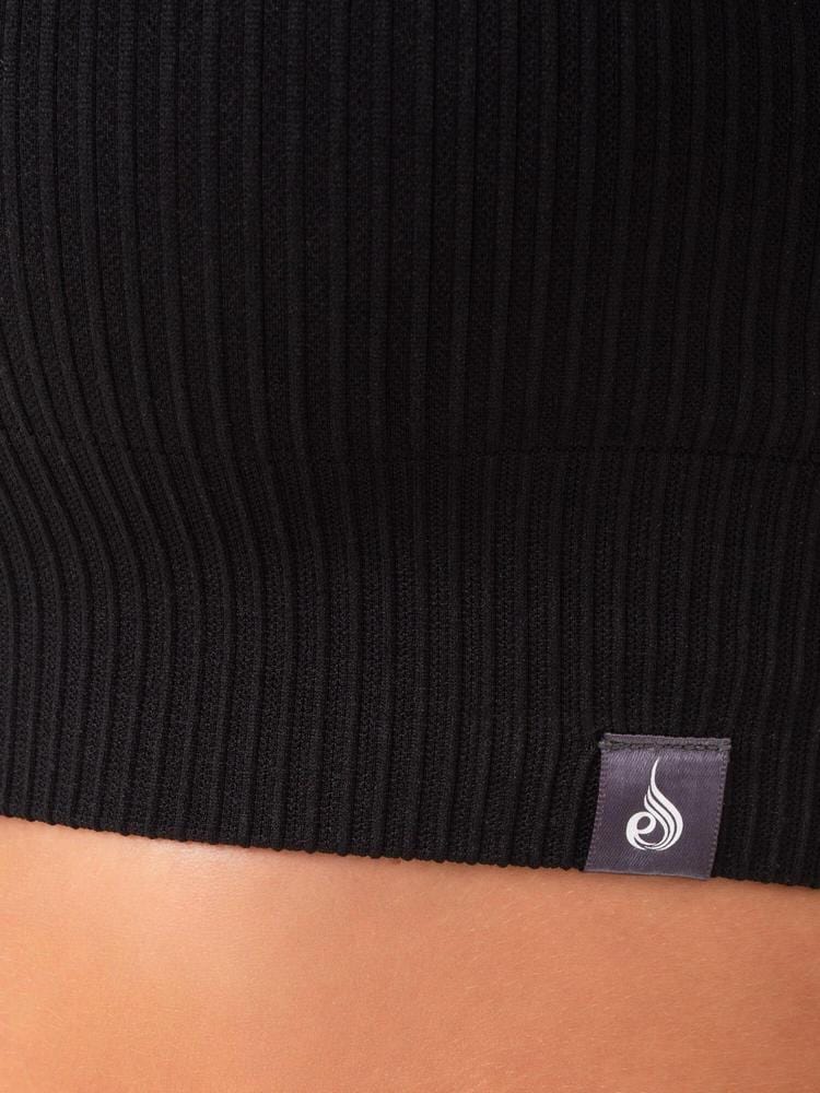 Rib Seamless Æfingatoppur er fallegur æfingatoppur frá Ryderwear úr riffluðu efni sem kemur í nokkrum mismunandi litum. Hægt að para með Rib Seamless Leggings. Þessar æfingatoppur henta vel fyrir lyftingar, í ræktina, jóga, pilates eða cardio æfingar.#litur-color_black