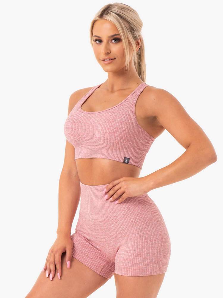 Rib Seamless Æfingatoppur er fallegur æfingatoppur frá Ryderwear úr riffluðu efni sem kemur í nokkrum mismunandi litum. Hægt að para með Rib Seamless Leggings. Þessar æfingatoppur henta vel fyrir lyftingar, í ræktina, jóga, pilates eða cardio æfingar.#litur-color_blush