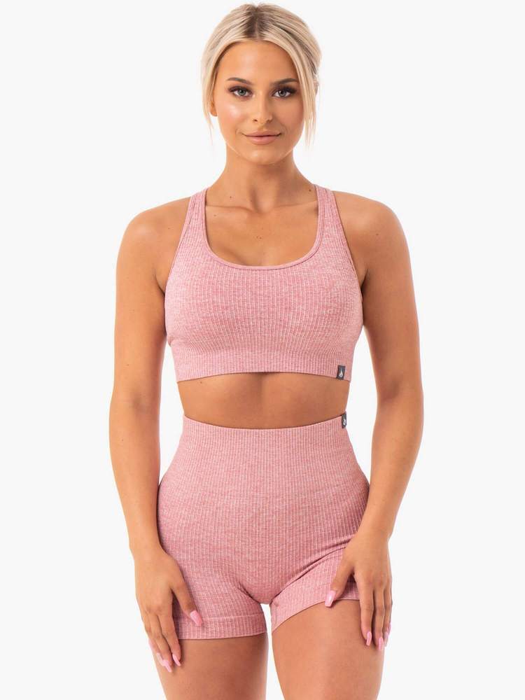 Rib Seamless Æfingatoppur er fallegur æfingatoppur frá Ryderwear úr riffluðu efni sem kemur í nokkrum mismunandi litum. Hægt að para með Rib Seamless Leggings. Þessar æfingatoppur henta vel fyrir lyftingar, í ræktina, jóga, pilates eða cardio æfingar.#litur-color_blush