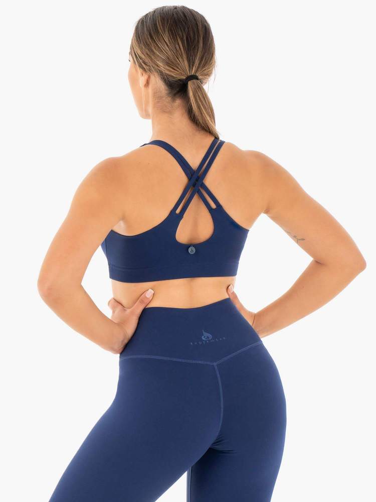 Motion Æfingatoppur er fallegur æfingatoppur frá Ryderwear sem kemur í nokkrum mismunandi litum. Hægt að para með Motion High Waisted Leggings. Þú finnur gott úrval af fallegum æfingatoppum í vefverslun Ludus.is#litur-color_navy