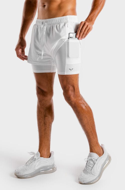 Íþróttaföt frá Squat Wolf í vefverslun Ludus.is. Æfingafatnaður - Hybrid 2 in 1 shorts eru flottar stuttbuxur fyrir herra. Þessar hvítu stuttbuxur henta jafnt í Crossfit sem hlaup. #litur-color_white