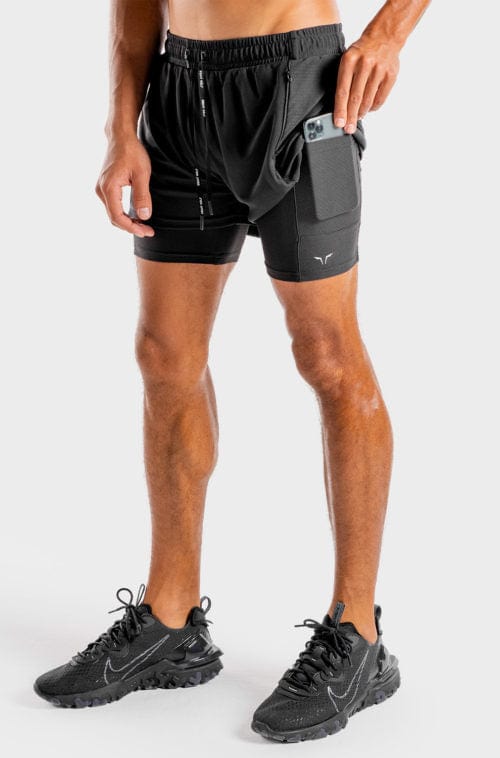 Íþróttaföt frá Squat Wolf í vefverslun Ludus.is. Æfingafatnaður - Hybrid 2 in 1 shorts eru flottar stuttbuxur fyrir herra. Þessar svörtu stuttbuxur henta jafnt í Crossfit sem hlaup. #litur-color_onyx