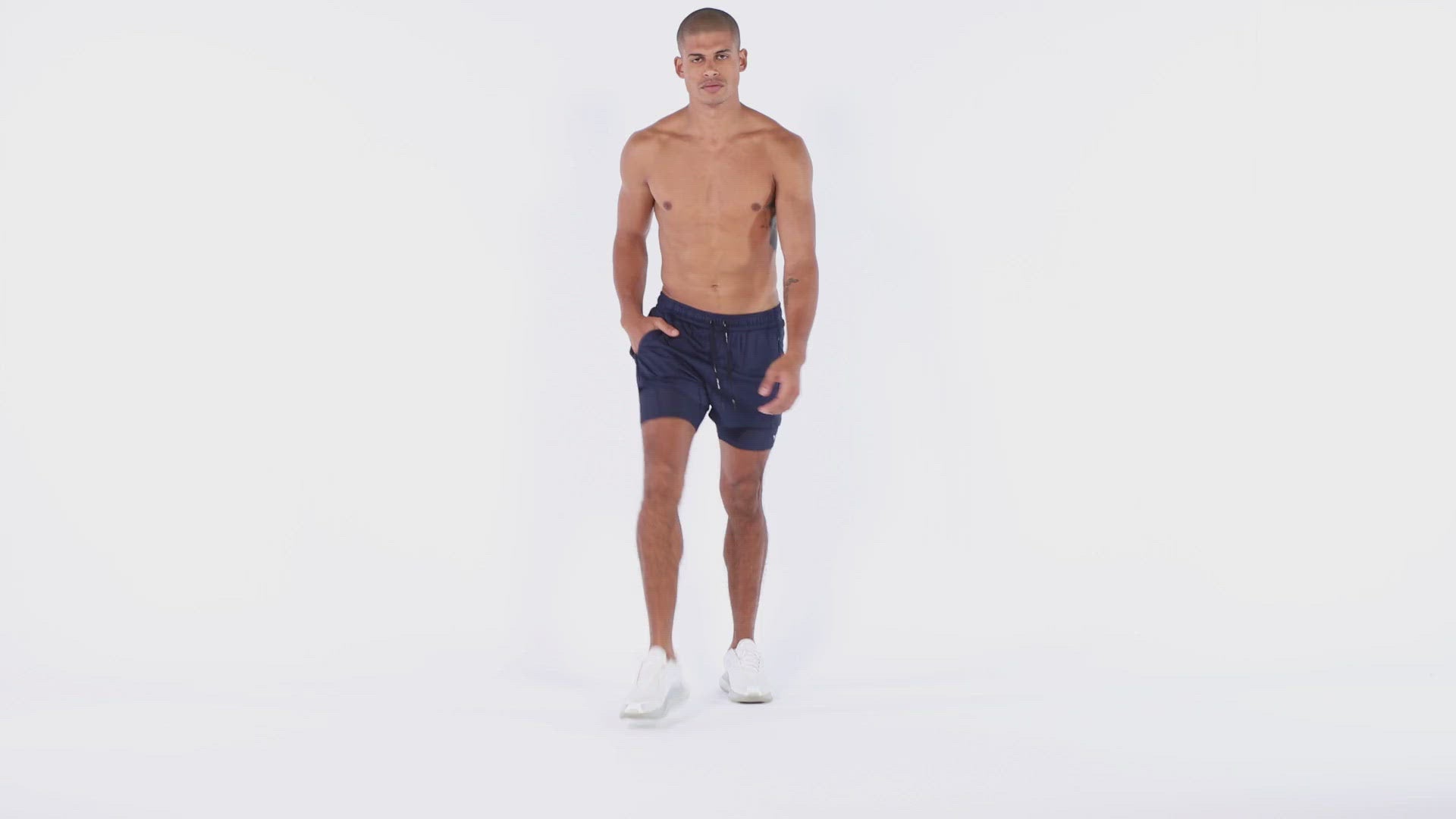 Íþróttaföt frá Squat Wolf í vefverslun Ludus.is. Æfingafatnaður - Hybrid 2 in 1 shorts eru flottar stuttbuxur fyrir herra. Þessar bláu stuttbuxur henta jafnt í Crossfit sem hlaup. #litur-color_navy