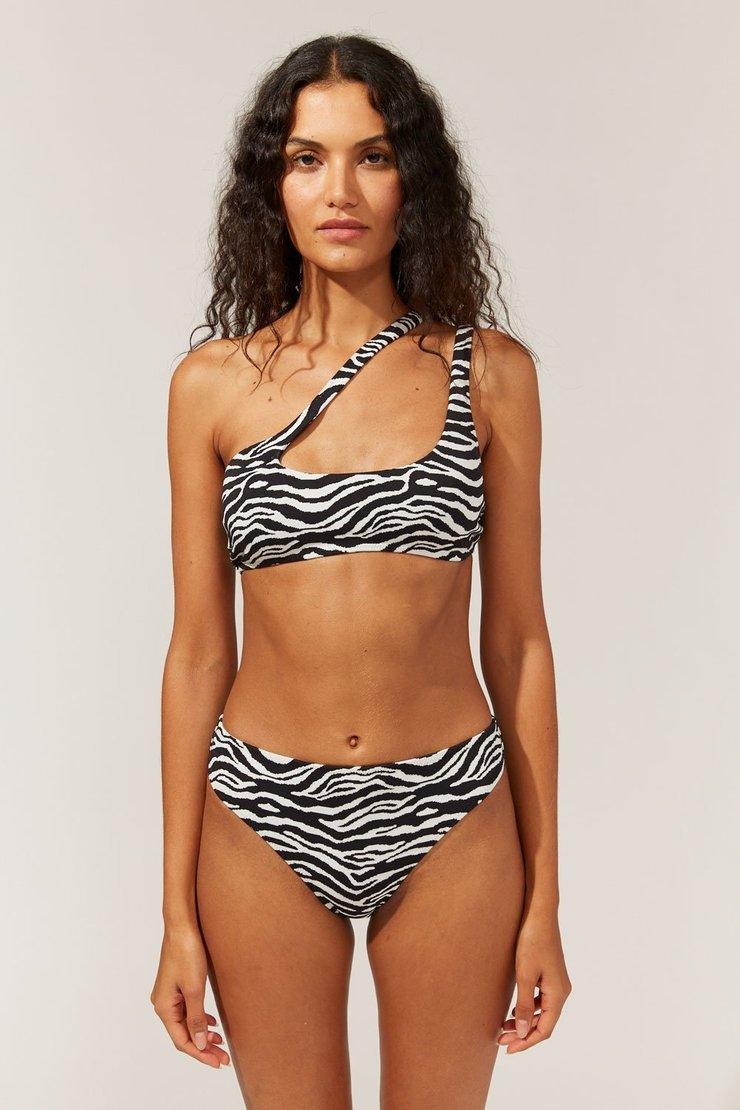 Bikíní toppur frá Solid and Striped. Fallegur bikínítoppur í litnum Zebra jacquard með einstöku sniði .Hægt að para með The Brody bikínibuxum til að fá bikíní sem er einstak í sniði#litur-color_zebra-jacquard